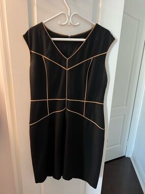 Ellen Tracy Vintage Black Midi sleeveless Dress with Tan Piping.Chic.Flattering.
